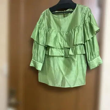 프릴이 달린 그린 셔츠