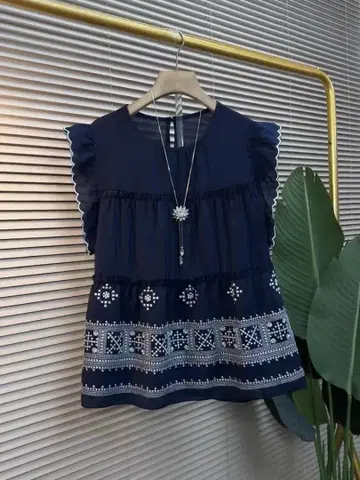 네이비 프릴 소매 자수 슬리브리스