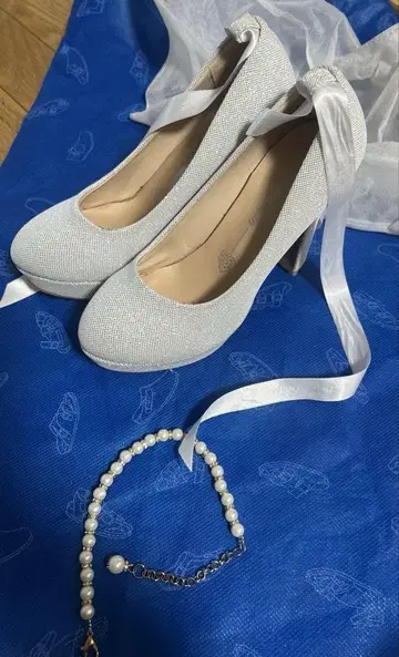 화이트 라메 펌프스 리본 포함