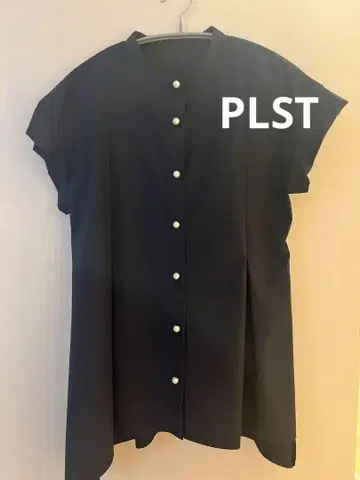 플라스테 네이비 펄 버튼 페플럼 블라우스 [PLST]