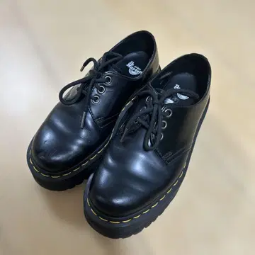 Dr. Martens 블랙 통굽 신발
