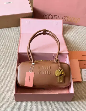 miu 레트로 스트랩 핸드백