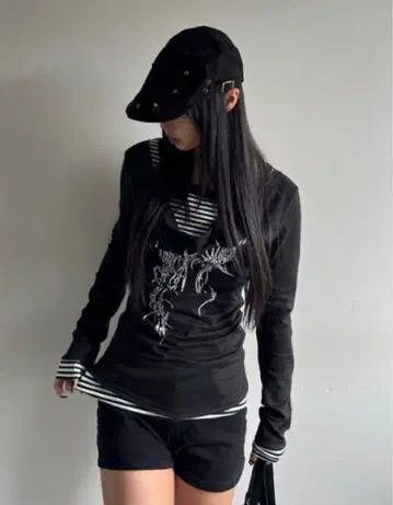 보더 도킹 디자인 티셔츠 TRIFLE