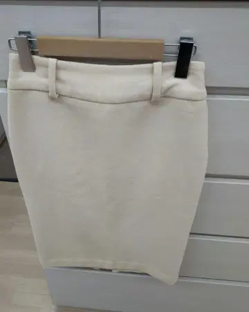 울 100% d&g 크림색 벨트 타이트 스커트