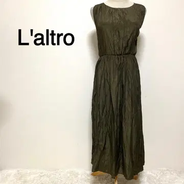 L'altro 모스그린 컬러 광택 원단 슬리브리스 원피스