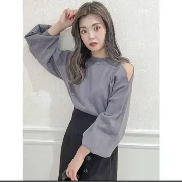 dazzlin 숄더 오픈 볼륨 니트 탑