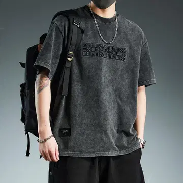 로고가 있는 다크 그레이/블랙 티셔츠