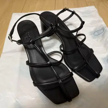 LE TALON 르 탈론 더블 T 스트랩 샌들 L 블랙