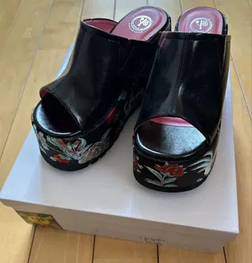 블랙 꽃무늬 자수 통굽 샌들