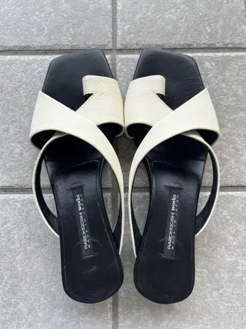 아이보리 화이트 가죽 크로스 스트랩 샌들