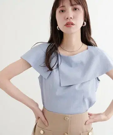 아지메 컬러 오프숄더 블라우스 내추럴 꾸뛰르