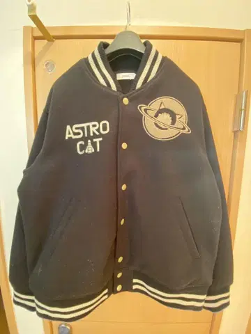 ASTRO CAT 바시티 자켓 블랙