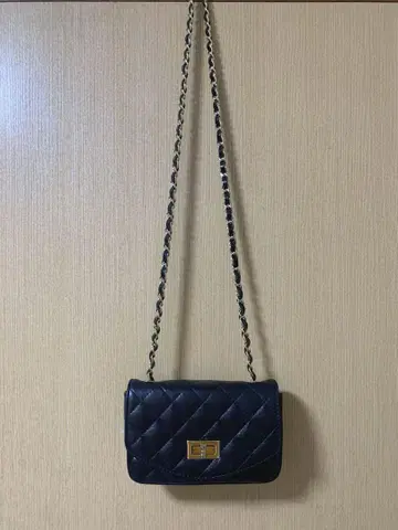 AULENTTI 퀼팅 체인 숄더백