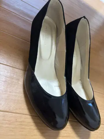 힐즈 애비뉴 블랙 펌프스 24.5