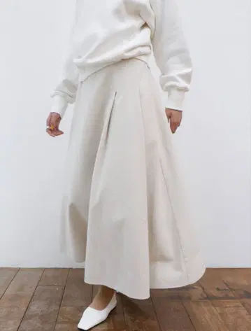 비대칭 탭 데님 스커트 아이보리