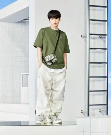 휠라 BTS SUGA 윤기 착용 티셔츠 카키