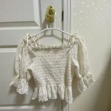 아이보리 프릴 오프숄더 셔츠