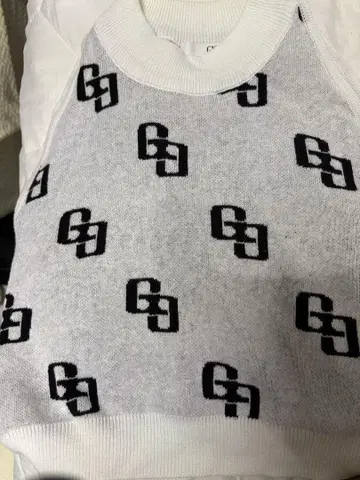 GYDA 슬리브리스 스웨터 로고 니트 슬리브리스