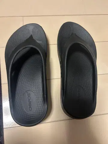 oofos 블랙 새상품 38 우포스 샌들