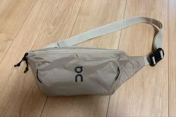 on 바디백 베이지