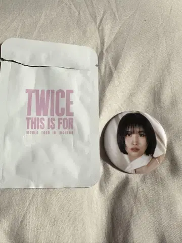 twice THIS IS FOR IN INCHEON 캔뱃지 허벅지