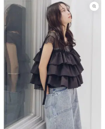 불균형한 파이프 디자인의 부피감 있는 프릴 블라우스