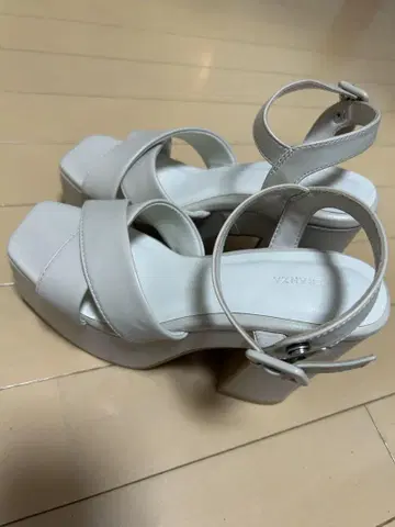 화이트 스트랩 샌들 와이드 힐