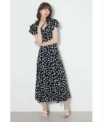 rienda 더블 플레어 슬리브 OP 블랙 하트 무늬 올 패턴