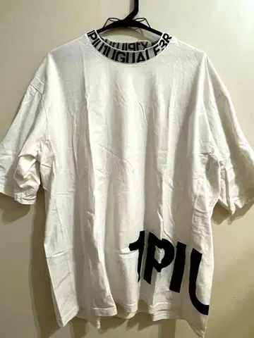 1PIU1UGUALE3 RELAX 우노피우 와이드 넥 로고 티셔츠