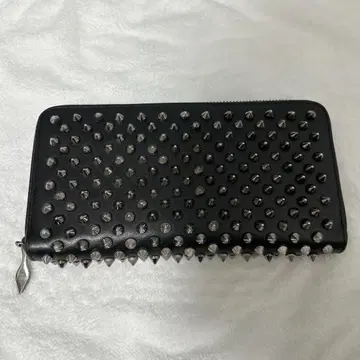 스터드가 달린 블랙 가죽 장지갑