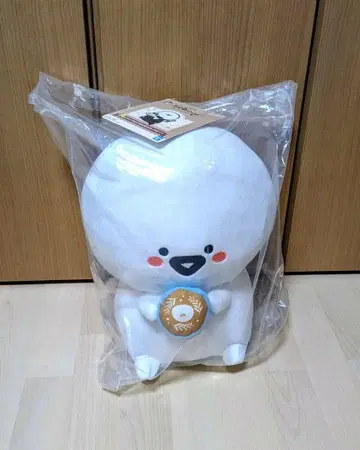 제일복권 문구와 함께 느긋하게 커피를 마시는 A상 문구 봉제 인형