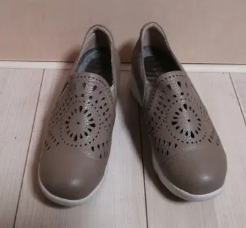 새상품급 미스쿄코 컷워크 슬립온 23.0cm