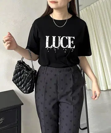 프로즈베일 [LUCE] BIG 로고 펄 장식 티셔츠 블랙