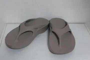 Oofos 비치 샌들 베이지