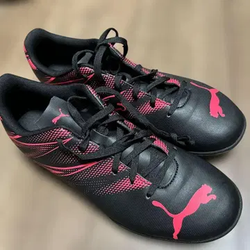 Puma 블랙/핑크 축구화