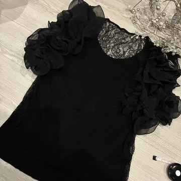 sov. 프릴이 달린 블랙 반팔 상의