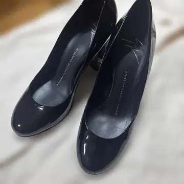 새상품급 GIUSEPPE ZANOTTI 블랙 광택 플레인 펌프스