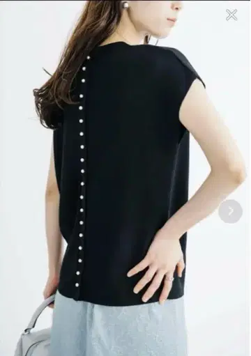 블랙 슬리브리스 니트