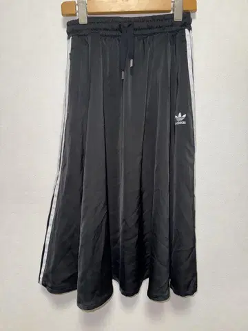 아디다스 블랙 새틴 스커트 FL0039 라인