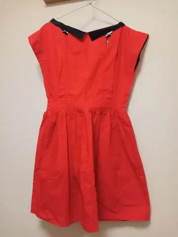 mother 빨간색 반팔 미니 원피스 블랙 카라 부착