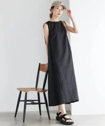 슬로브 이에나 린넨 턱 슬리브리스 원피스 블랙