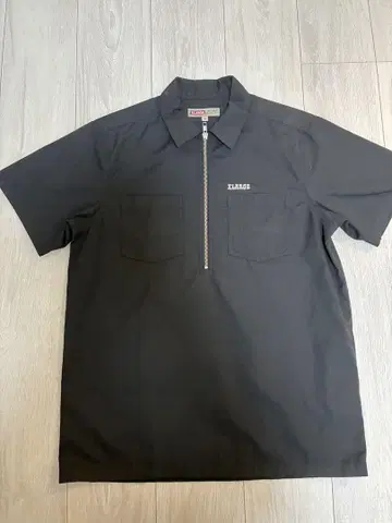 XLARGE 백 프린트 하프 지퍼 풀오버 반팔