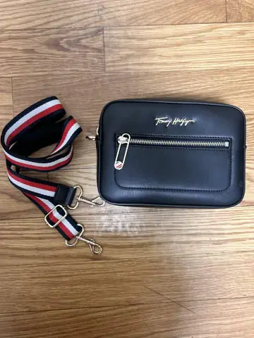 Tommy Hilfiger 블랙 바디백