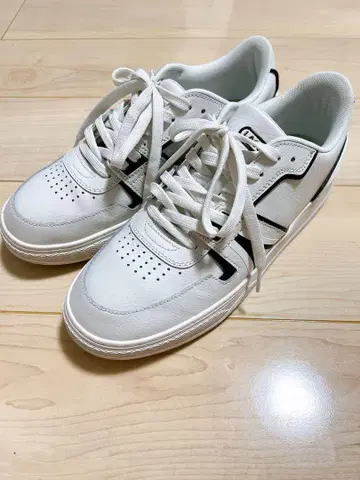 새상품급 LACOSTE 화이트 가죽 스니커즈