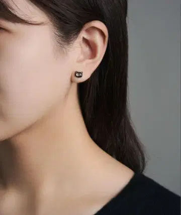 L&Co. 고양이 귀 스터드 귀걸이 블랙