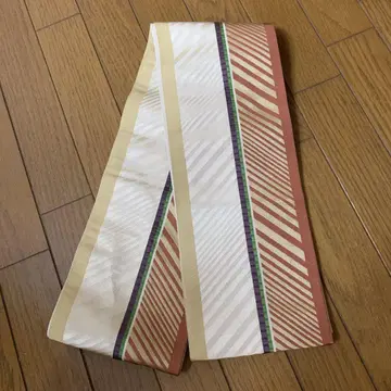 베이지색 바탕에 사용하기 편한 스트라이프 반폭 오비