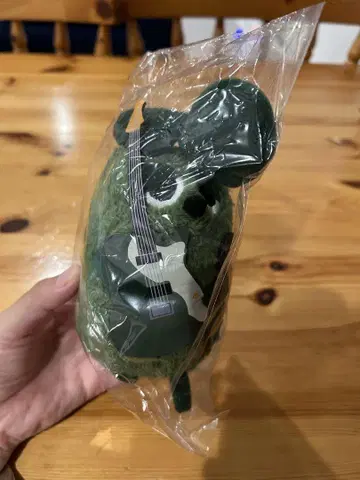 기타를 든 그린 컬러 봉제 인형