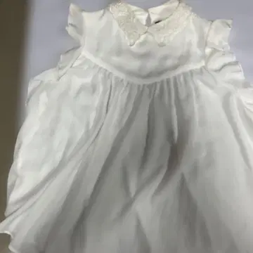 여성 슬리브리스 화이트 프릴이 귀여운 블라우스 M, 배송비 포함