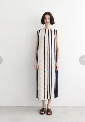 DRESSLAVE 아이보리와 네이비 스트라이프 슬리브리스 원피스
