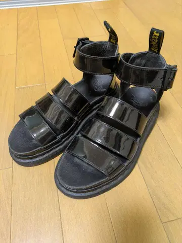 닥터마틴 에나멜 샌들
